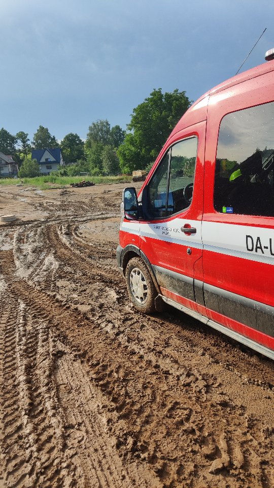 Výjezd jednotky č. 10 a 11🚨🚨
Dnes naši jednotku nejdříve zaměstnal strom, který spadl na komunikaci. Po návratu na základnu bylo požádáno o pytlování písku k ochraně bytového domu
#jsdhrynarec #hasici #firefighter #firework #zasah
