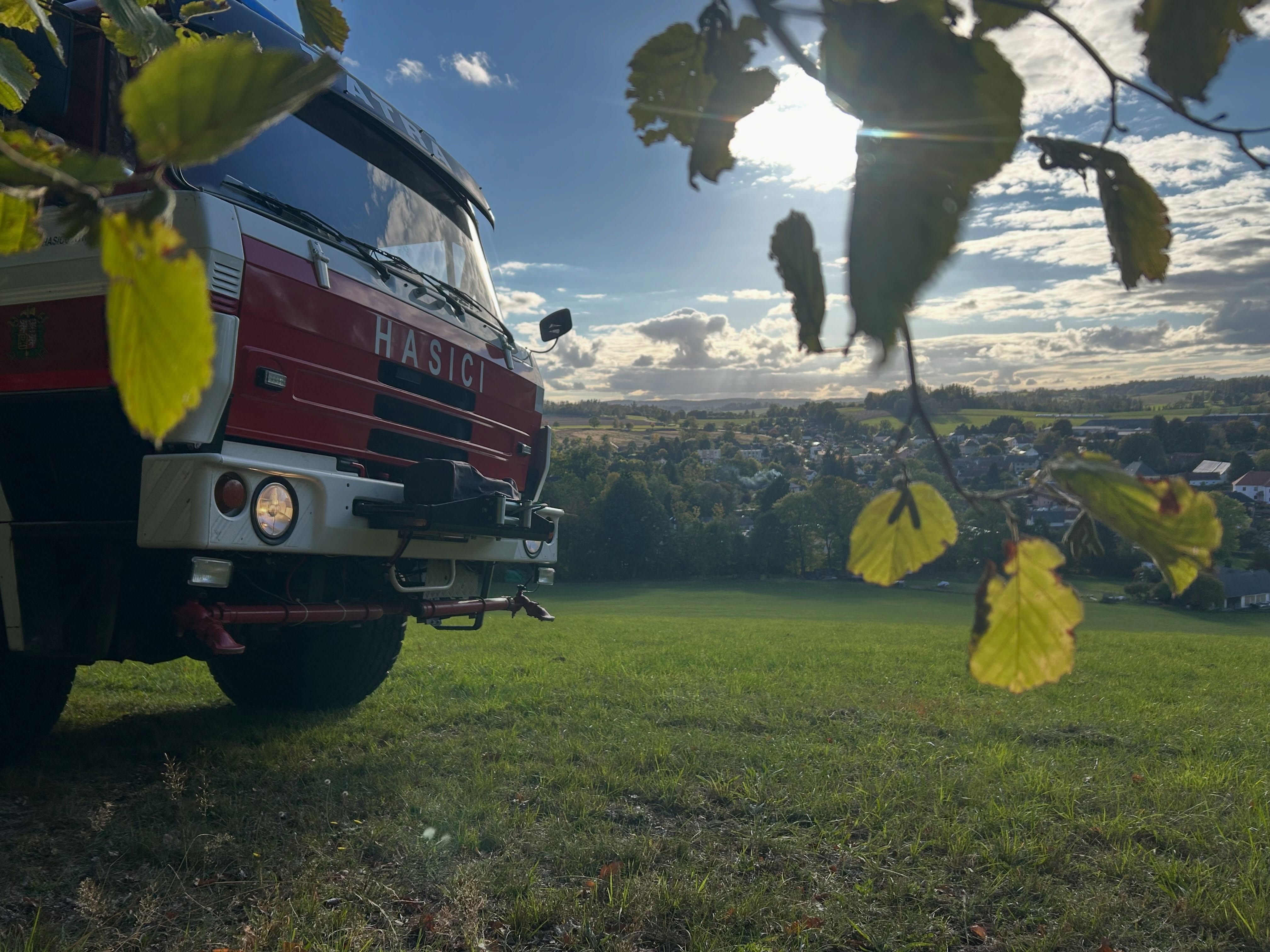 Na stráži nad naším krajem. 🍂 Kdo by nemiloval tyhle podzimní výhledy? I když je klid, jsme připraveni vyjet tam, kde by mohlo být potřeba 🚒
#jsdhrynarec #tatra #firefighter #hasici #autumnvibes